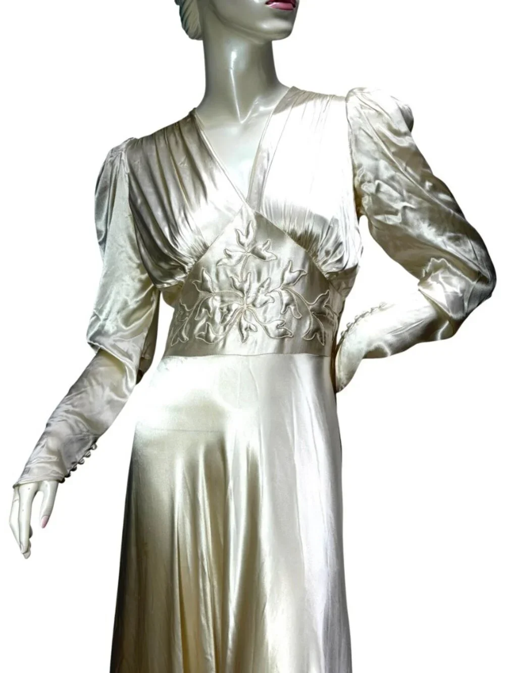 1930s Art Deco liquid satin wedding gown with trapunto embroidery and cathedral - Picture 10 of 16
